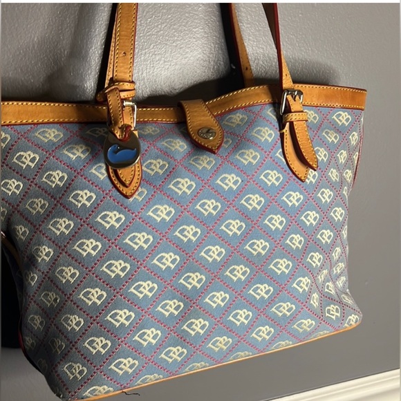 GUC beautiful Dooney & Bourke Handbag 👜 - Picture 4 of 17